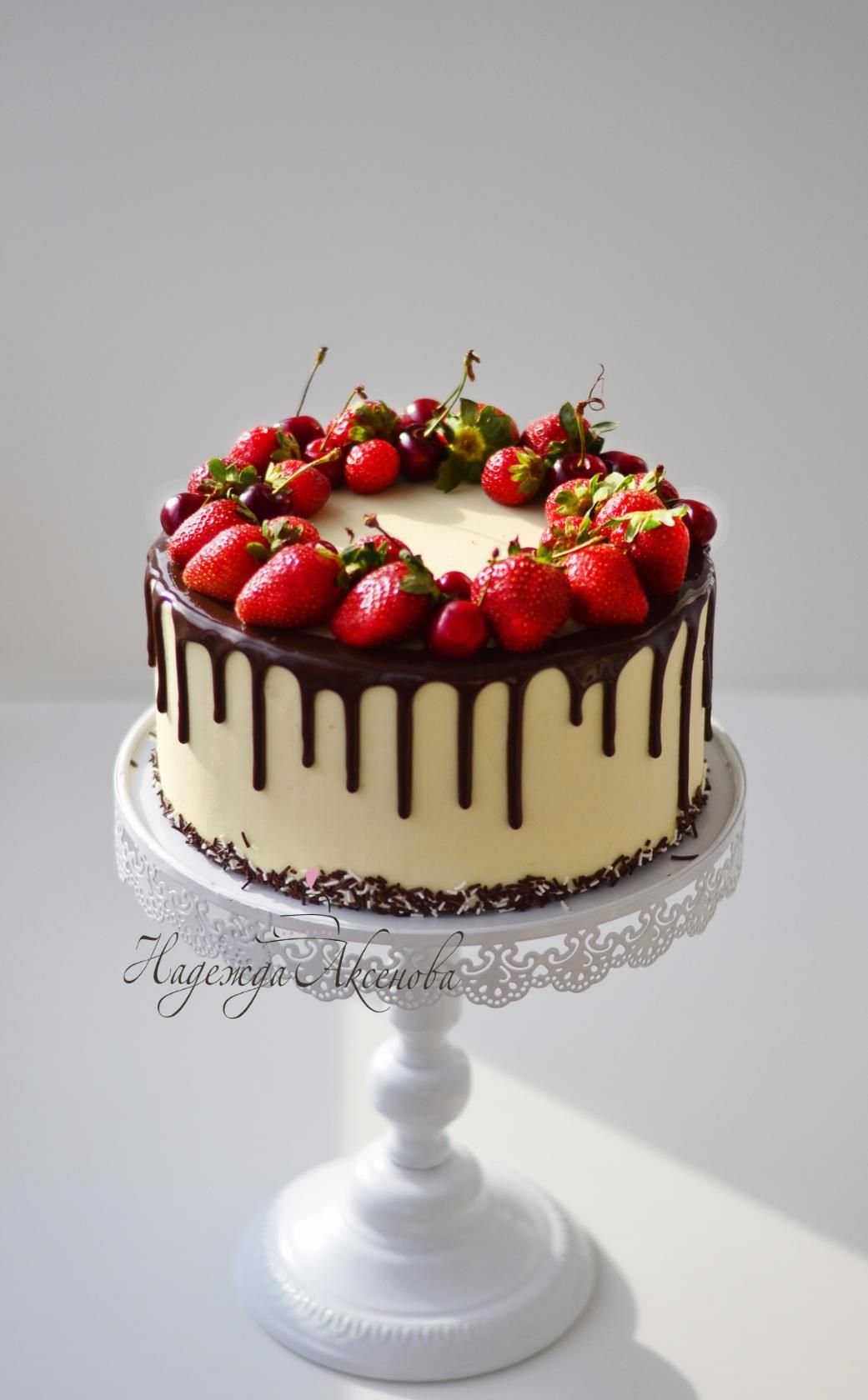 Торт с подтеками и клубникой