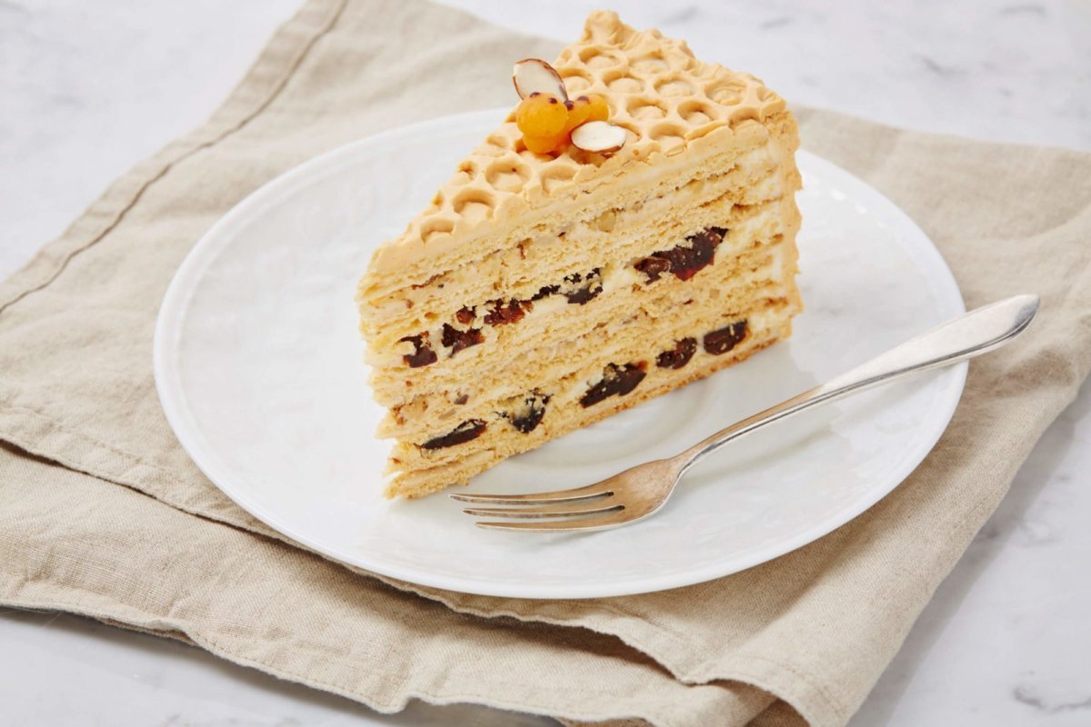 Украшение торта пчелиными сотами