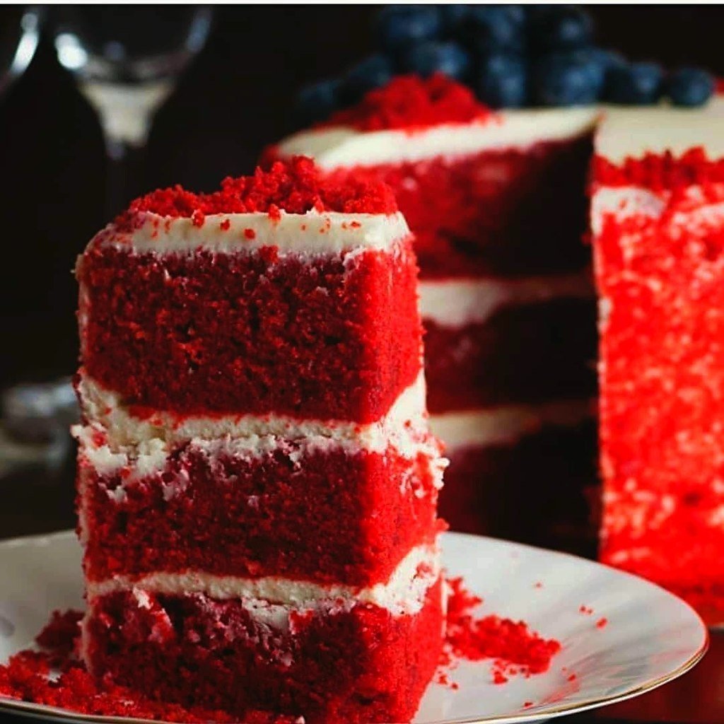 Торт красный двухъярусный