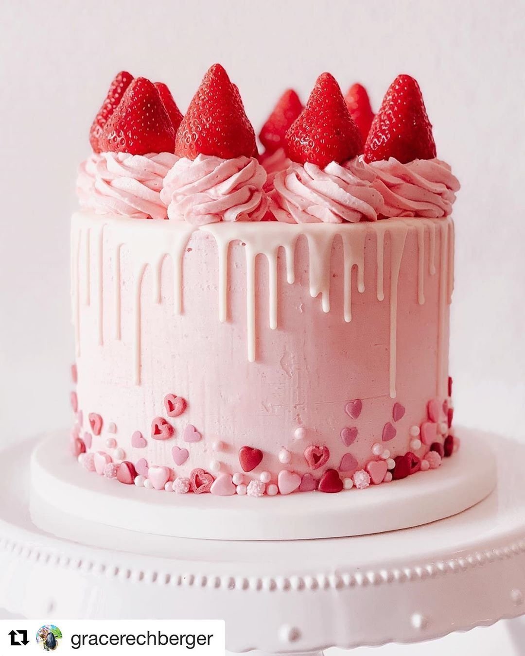 Красный торт на день рождения