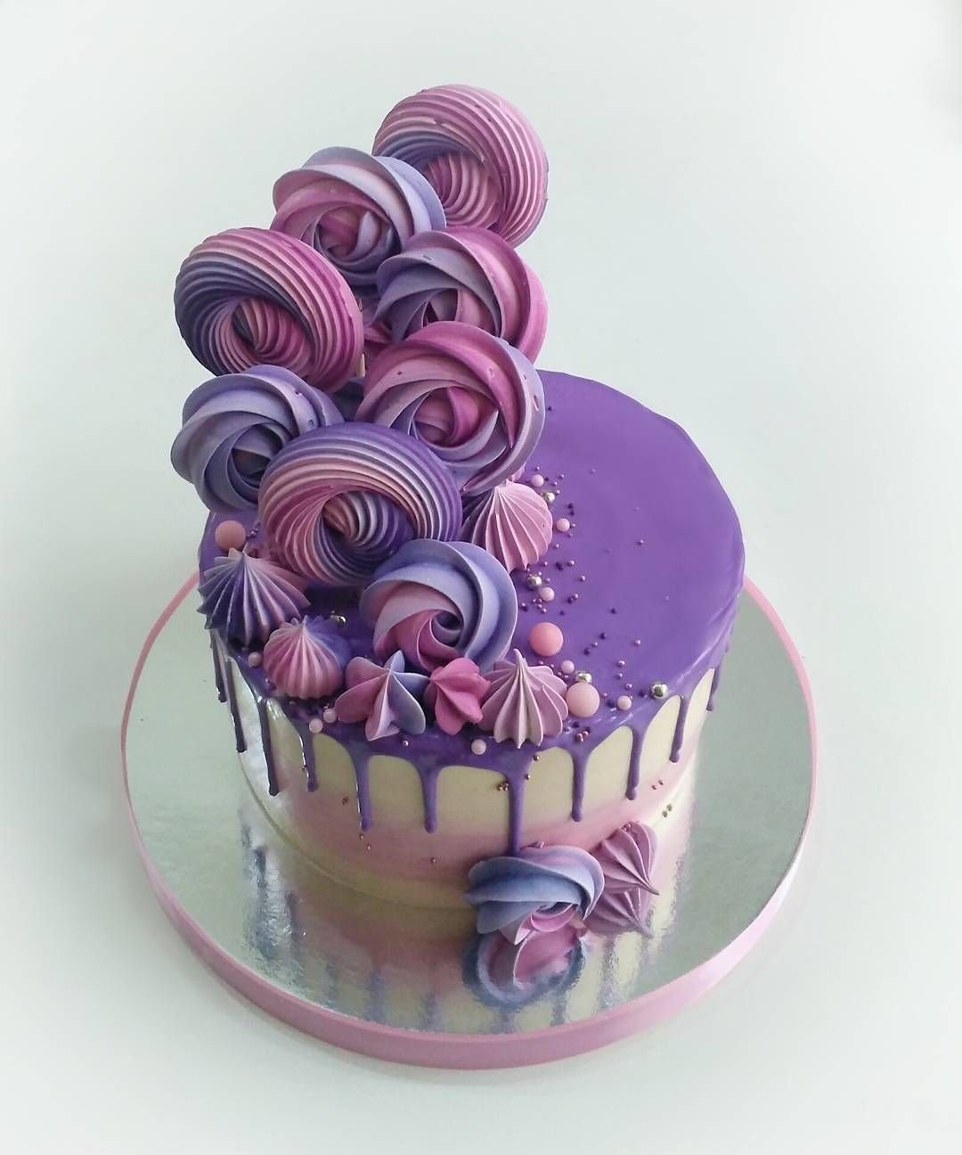 Торт с фиолетовым декором