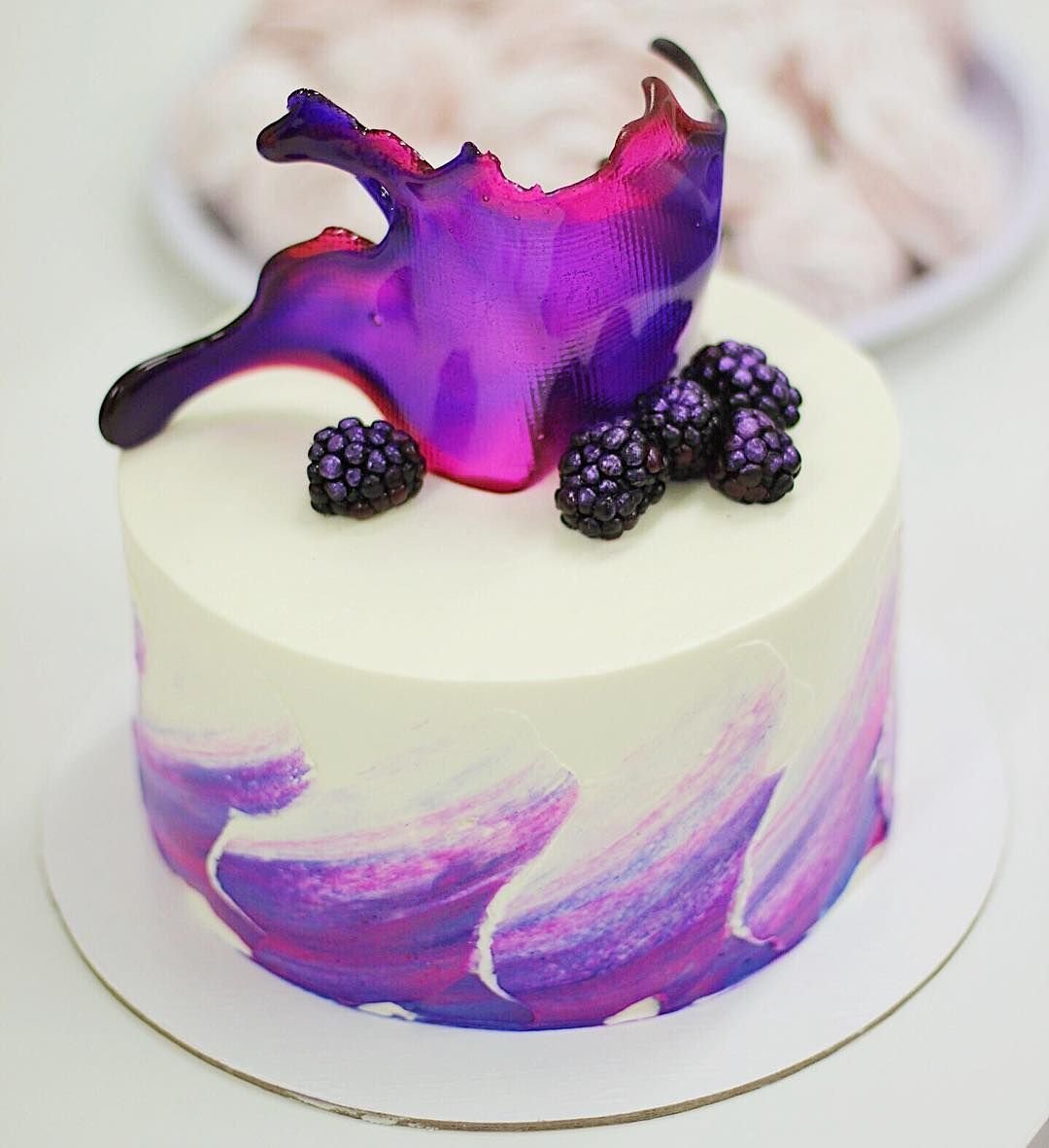 Торт в сиреневых тонах