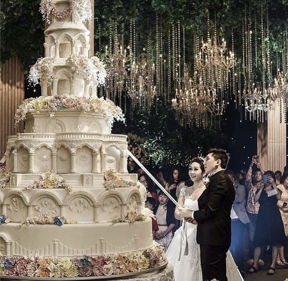 Большой шоколадный торт