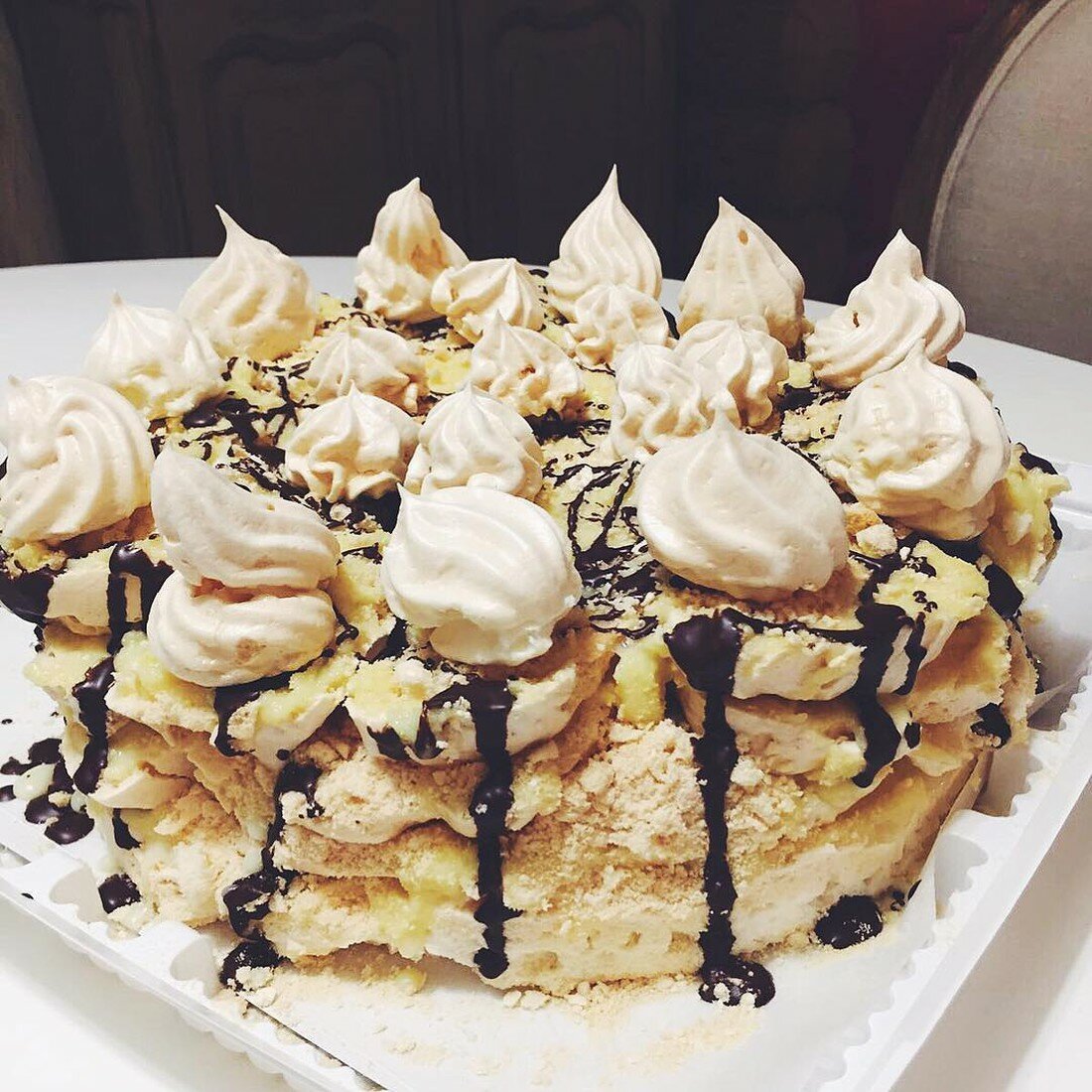 Торт с макаронс и безе