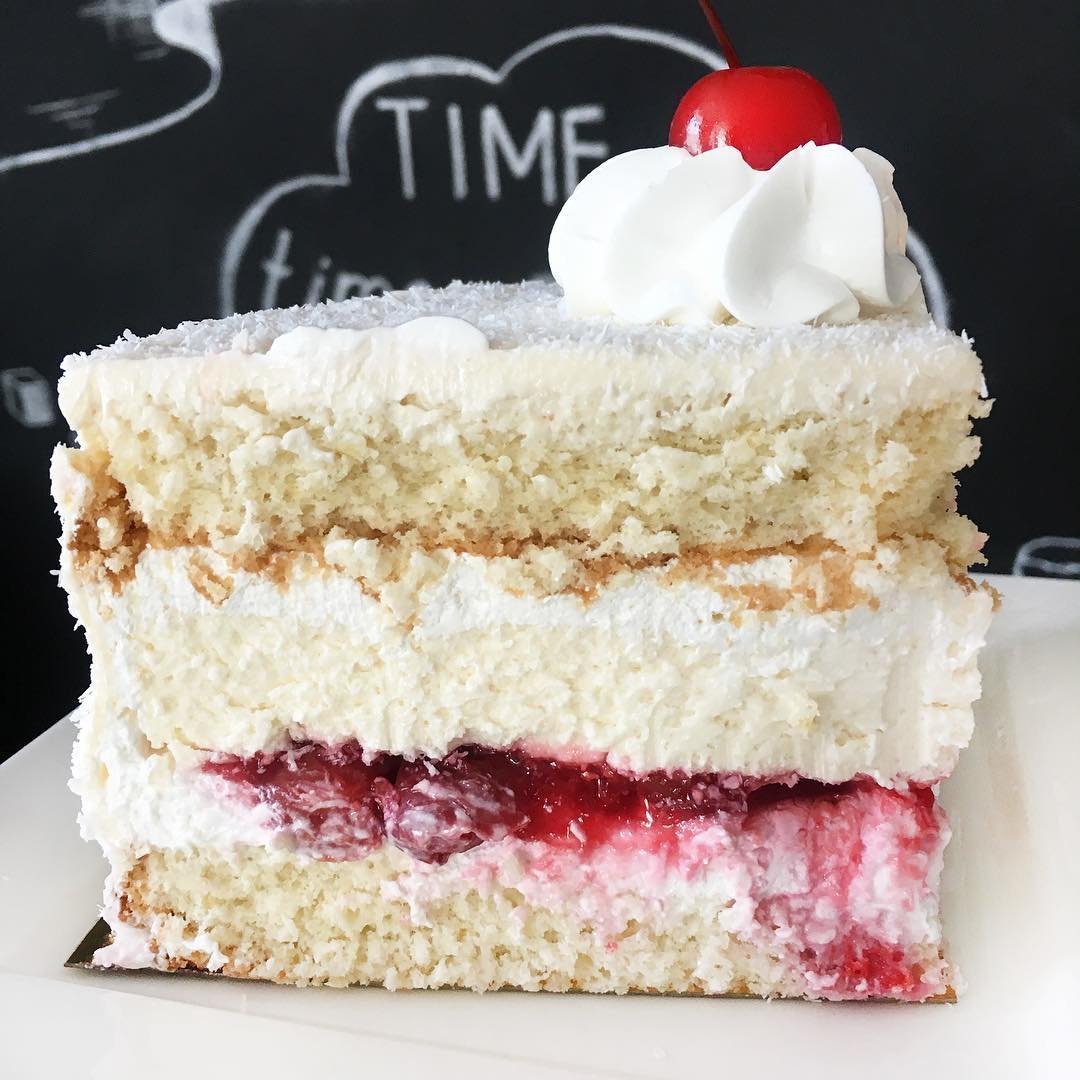 Торт с украшением из безе