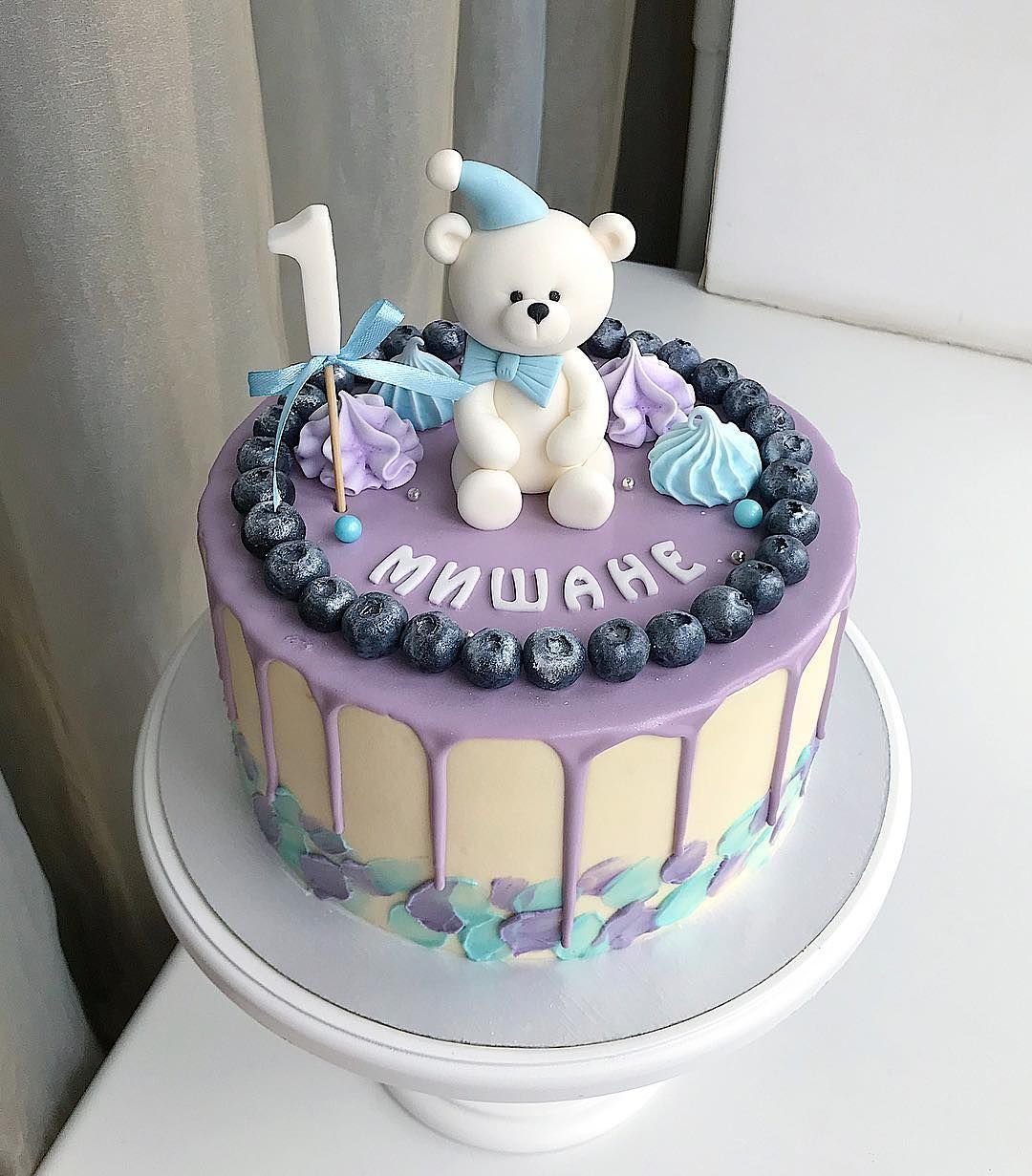 Детский торт украшенный фруктами