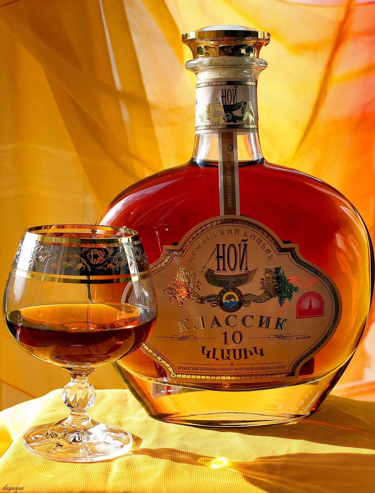 Коньяк в красивой бутылке