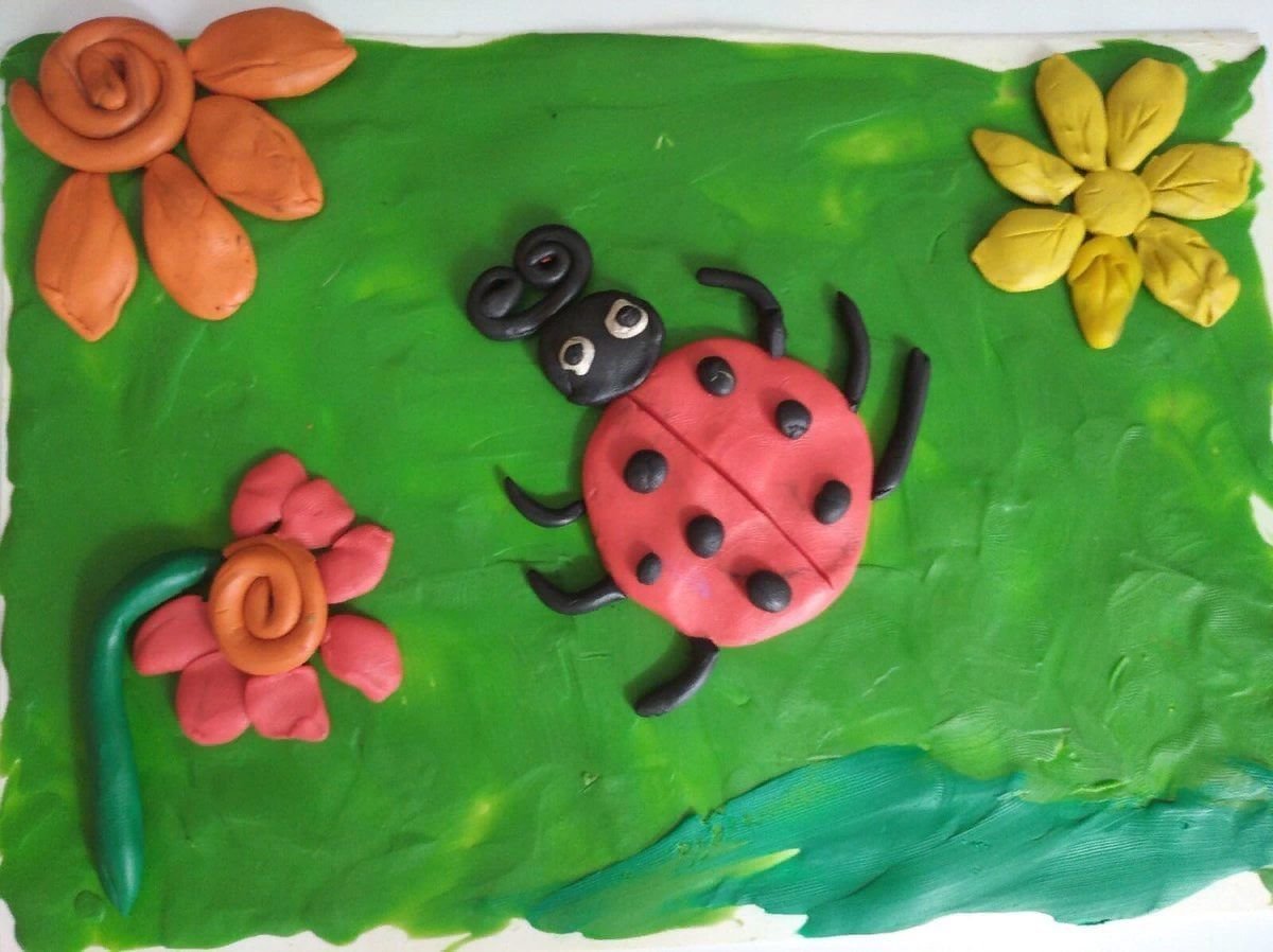 Поделка из пластилина и пуговиц