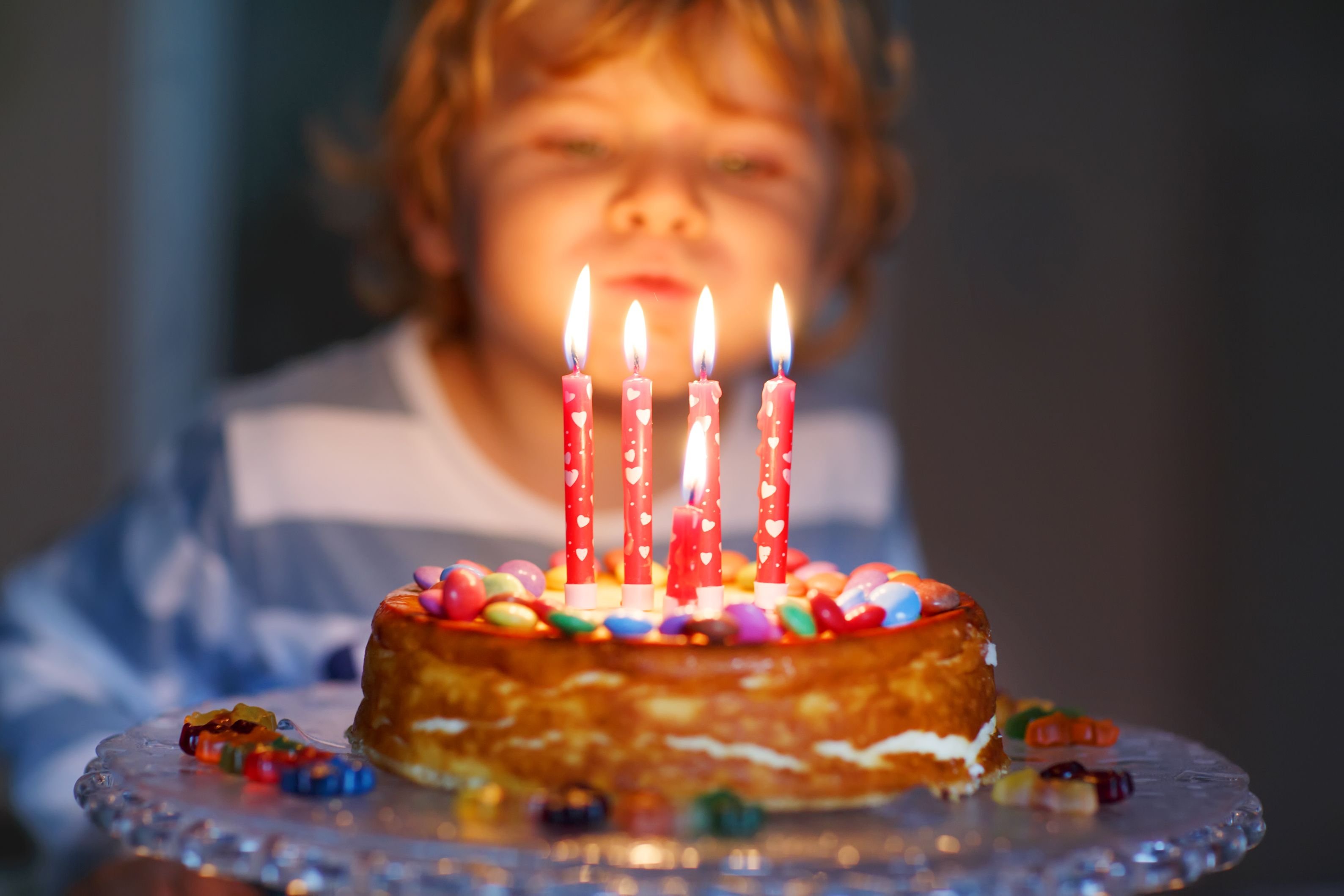 A birthday. Задувание свечей на торте. Торт с днем рождения!. Торт со свечками. Свеча в торт "с днем рождения".