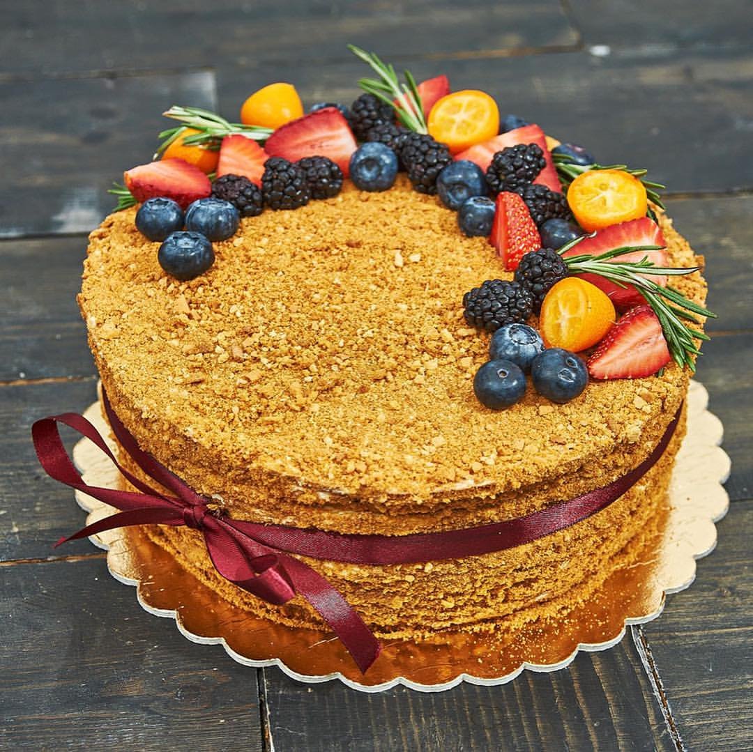 Медовик с орехами и черносливом