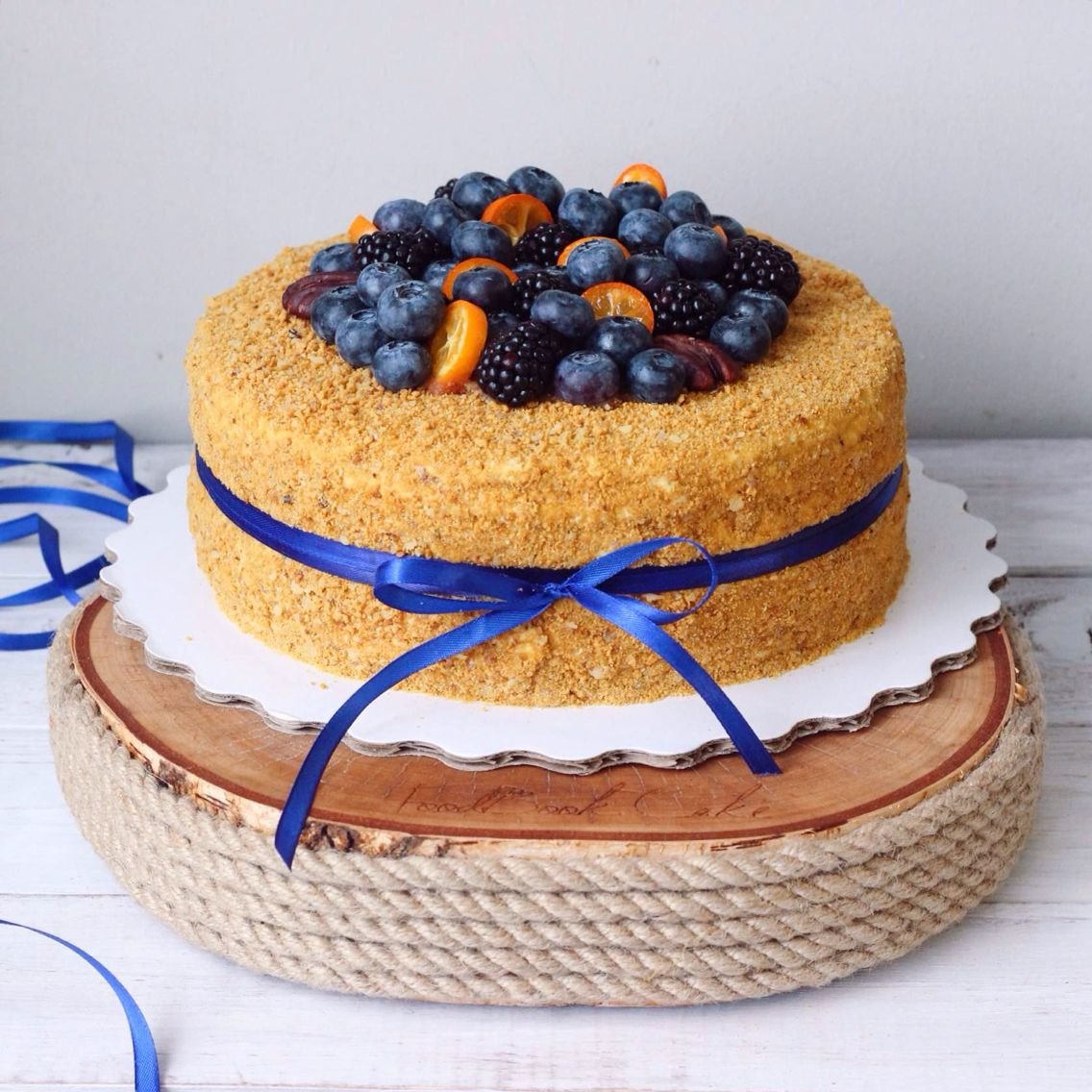 Медовик с физалисом и голубикой