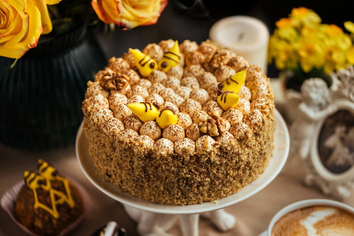 Медовый торт с пчелками