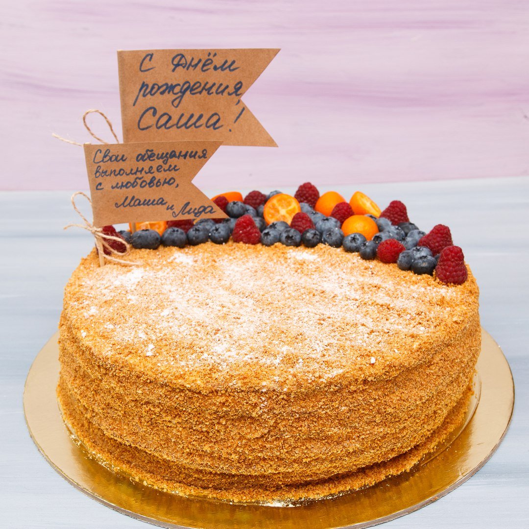 Украшение торта кокосовой стружкой и ягодами