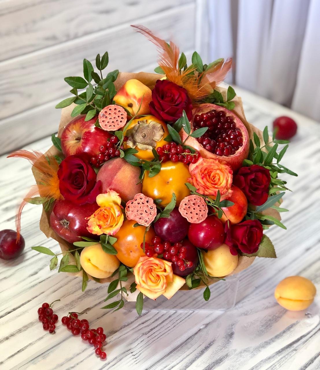 Букет с фруктами и цветами