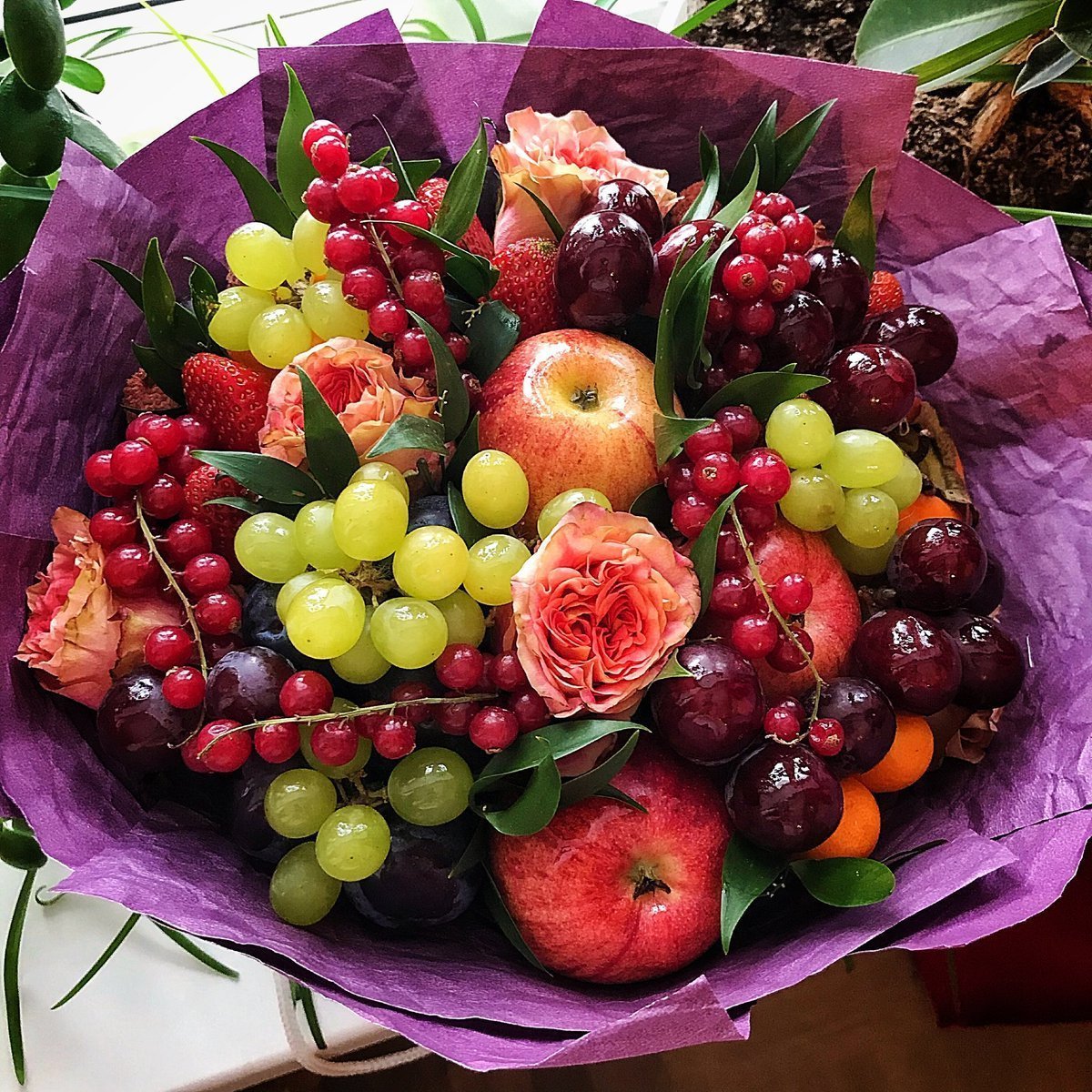 Букет из ягод и фруктов