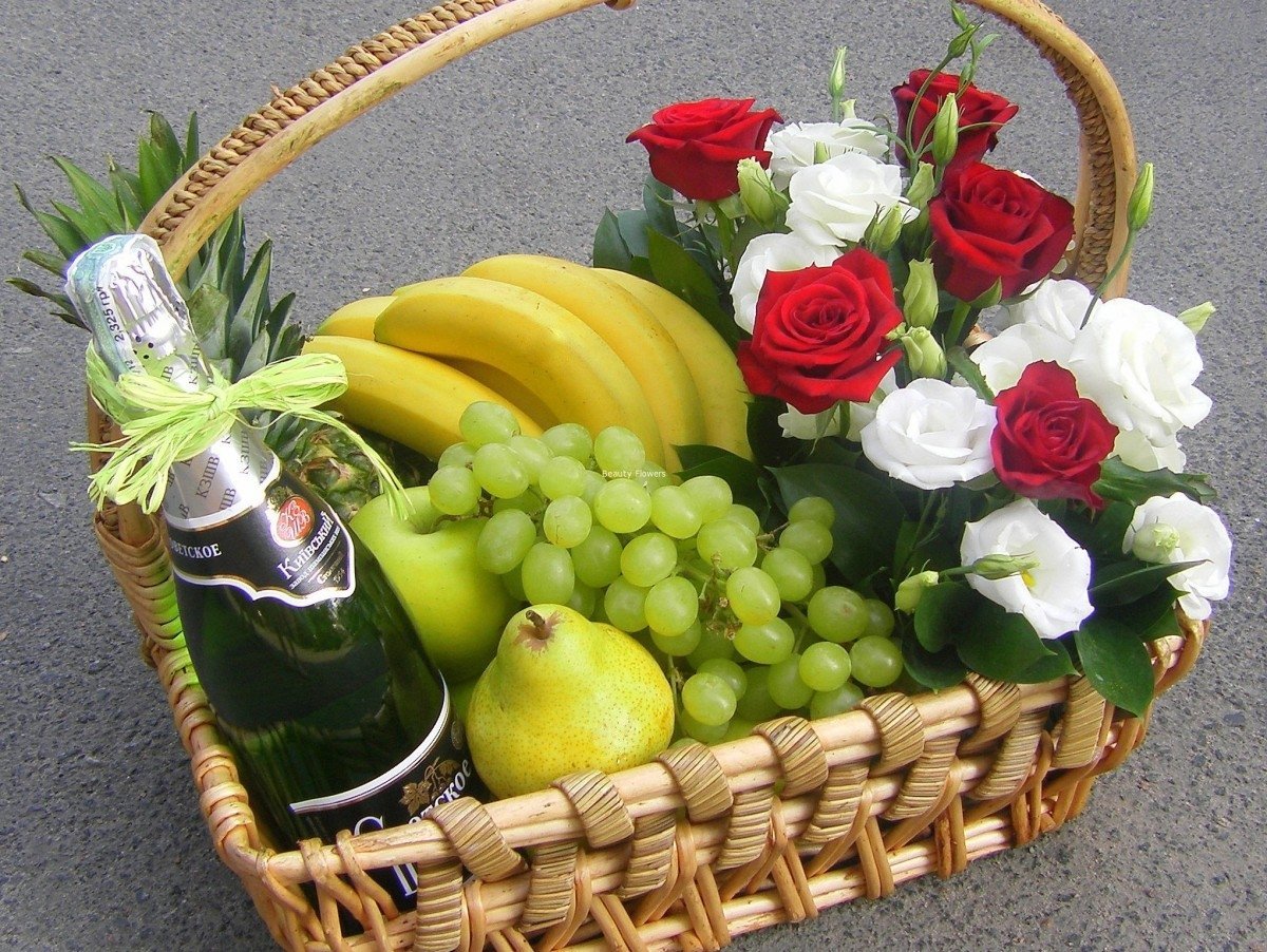 Корзинка с фруктами и цветами