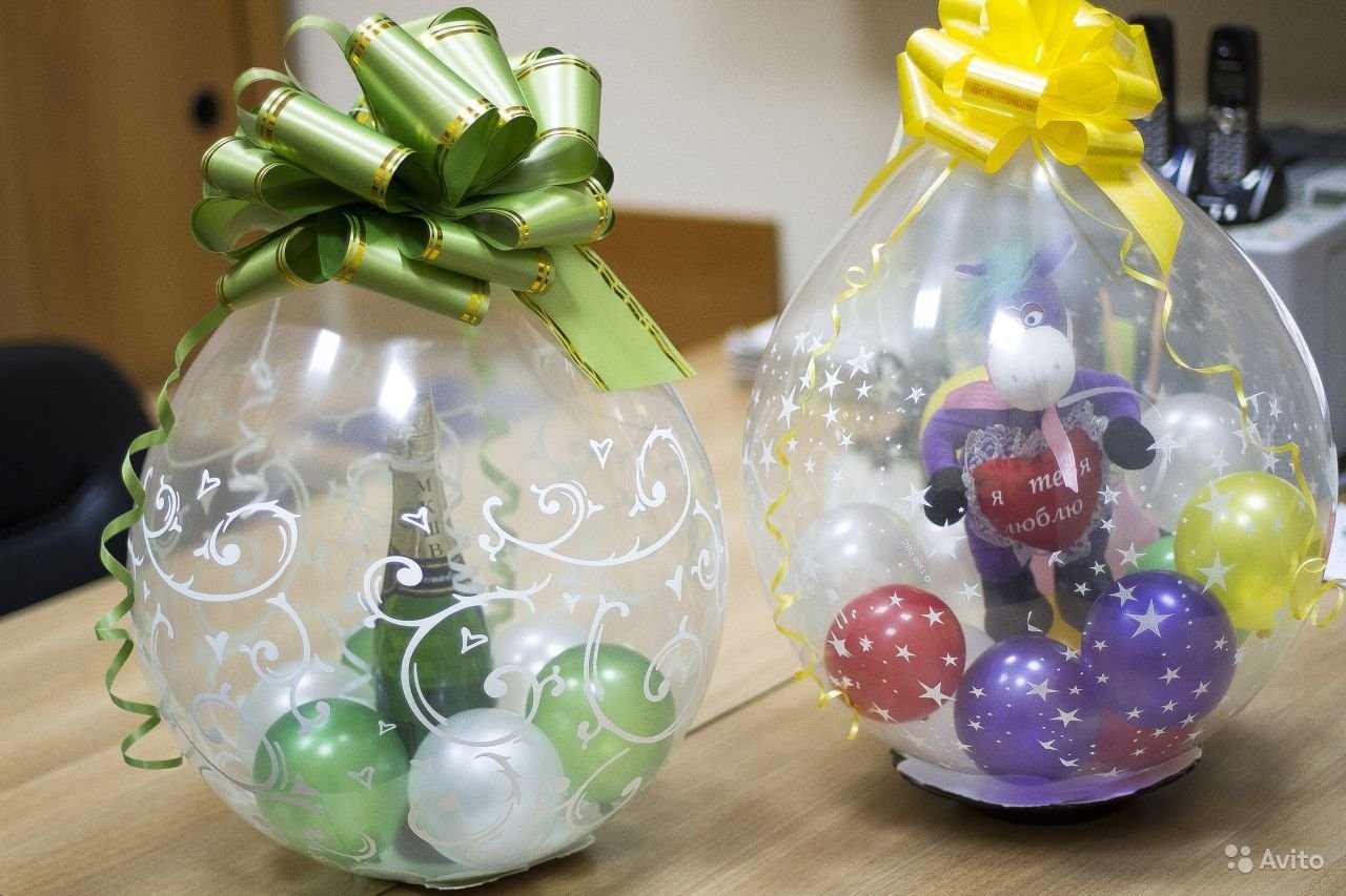 Подарок в воздушном шаре. Подарок в шаре. Шарики подарки. Упаковка подарка в шар. Подарок в шарике воздушном.