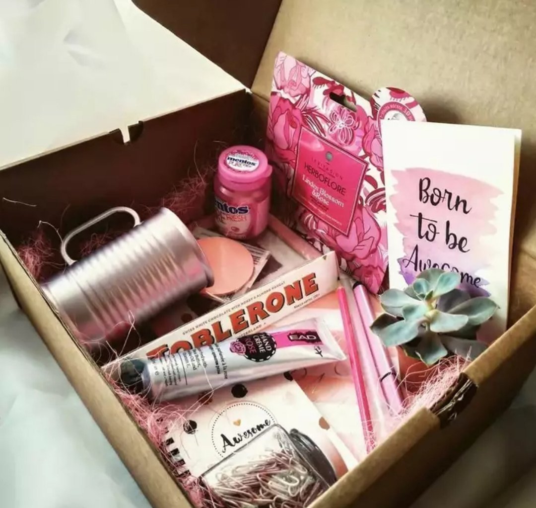 Подарок в коробке для девушки