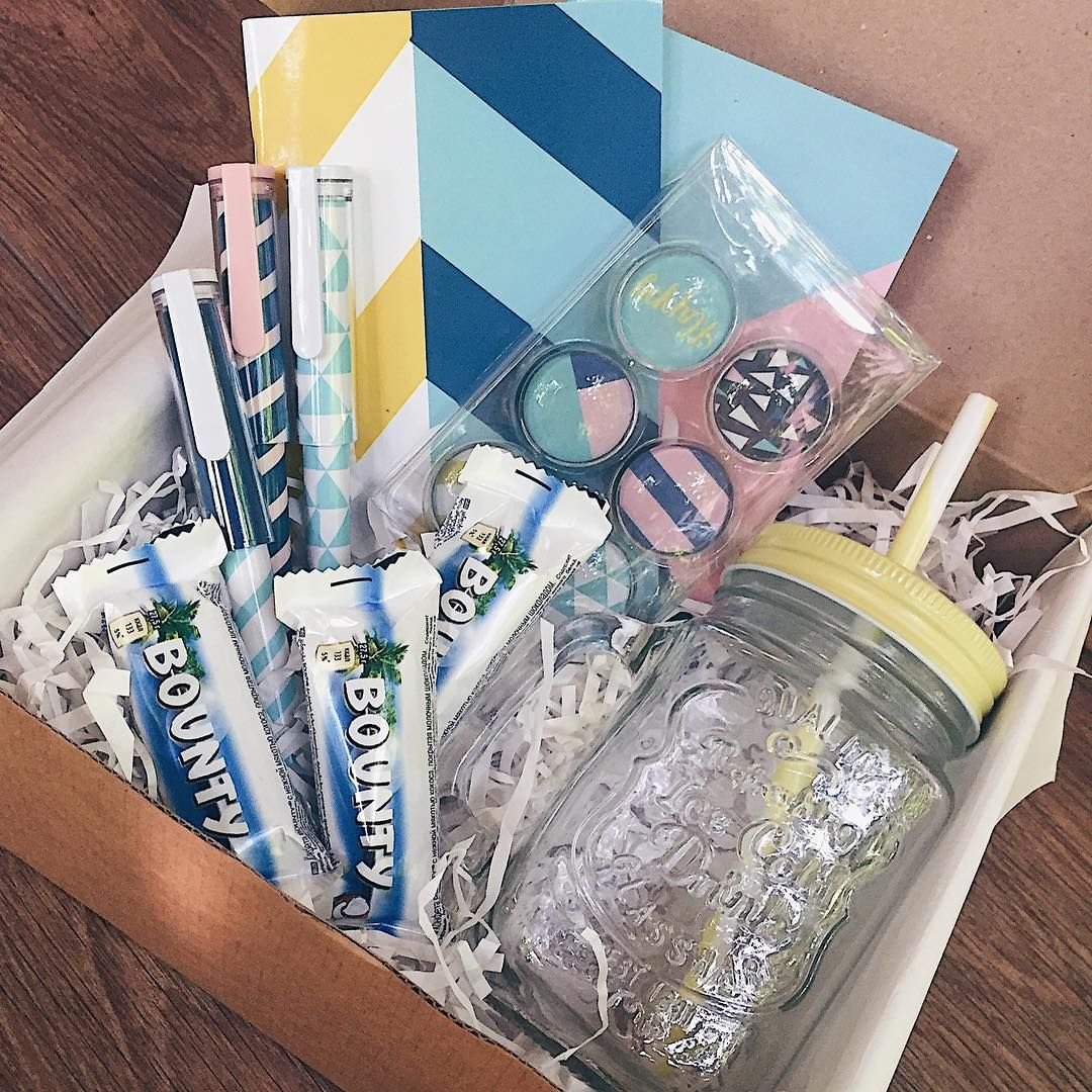 Коробка с канцелярией подарок