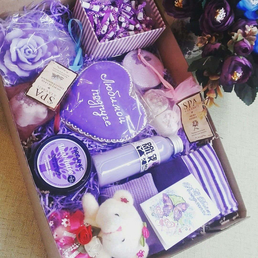 Коробка с подарками для подруги