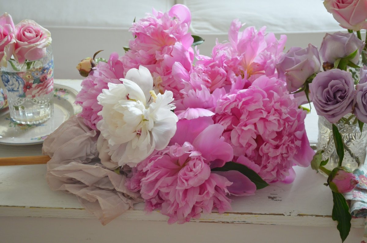 Букет пионов на столе