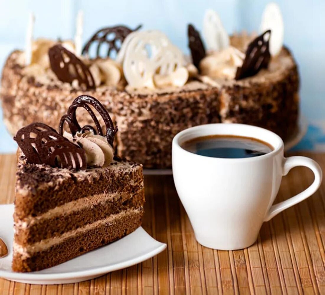 Красивые пирожные и кофе