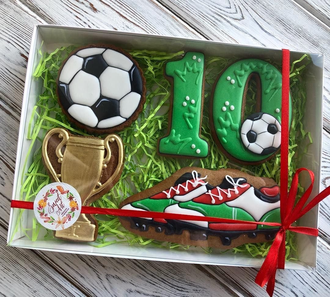 Фигурка футболиста на торт