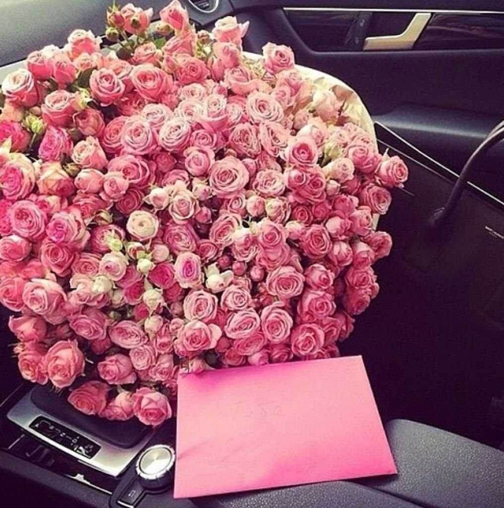 Большой букет в машине