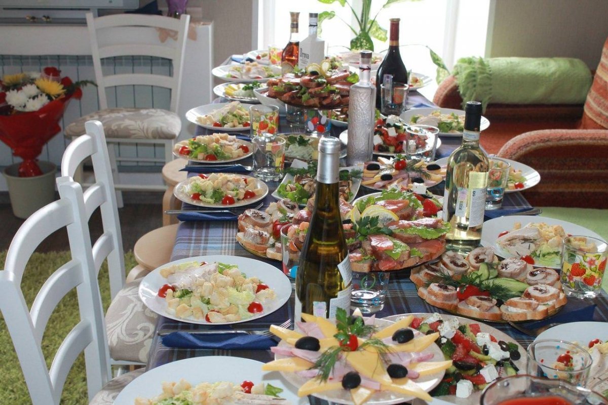 Праздничный стол с коньяком