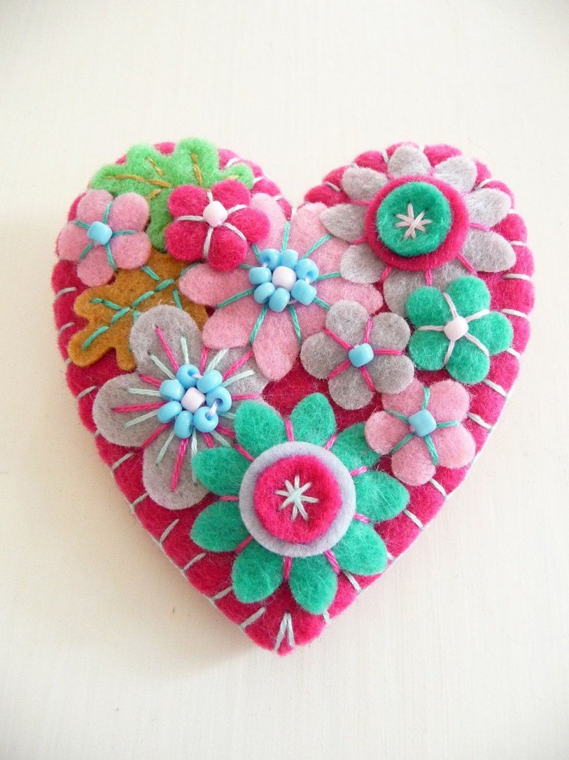 Украшение из фетра