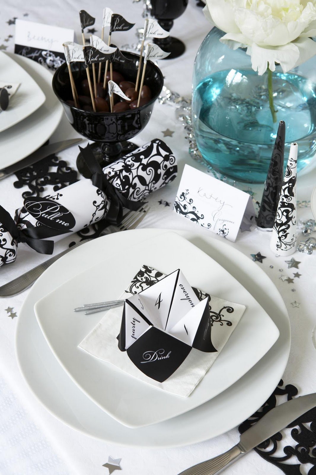 Сервировка стола в черно белом стиле