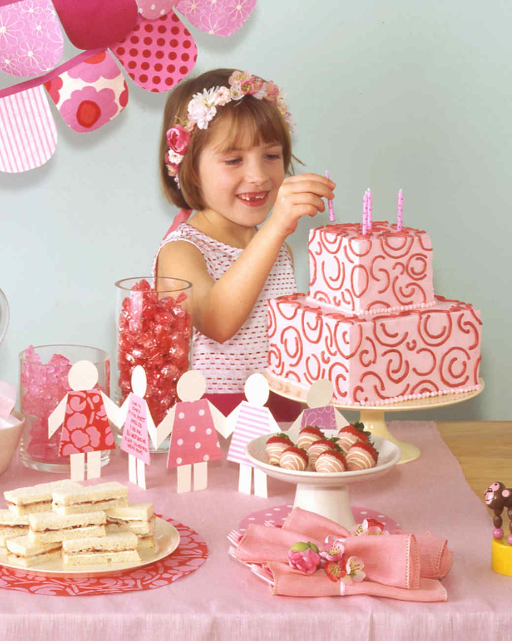 День рождения девочке отметить. Детский день рождения. Празднование дня рождения 5 лет девочки. Украсить стол на день рождения девочки 5 лет. Тематический день рождения для девочки 5 лет.
