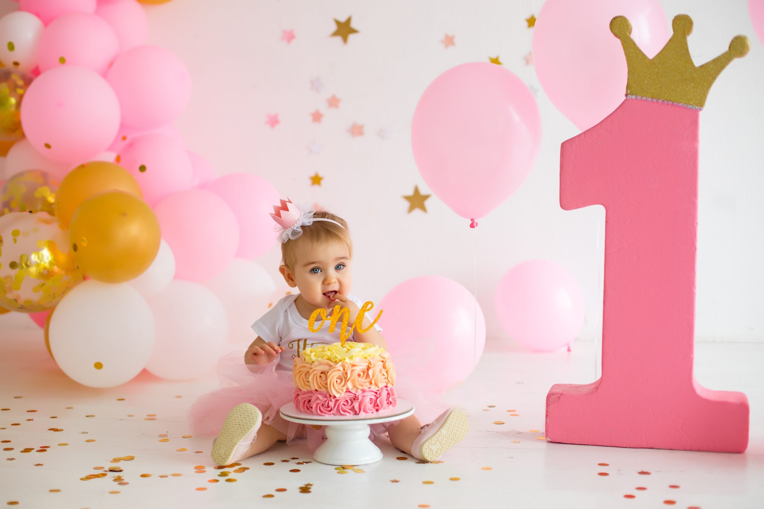 Первый год любой из. Торт для фотосессии на 1 год. 1 Годик девочке. Фотосессия с тортом на 1 годик. С днём рождения 1 годик девочке.