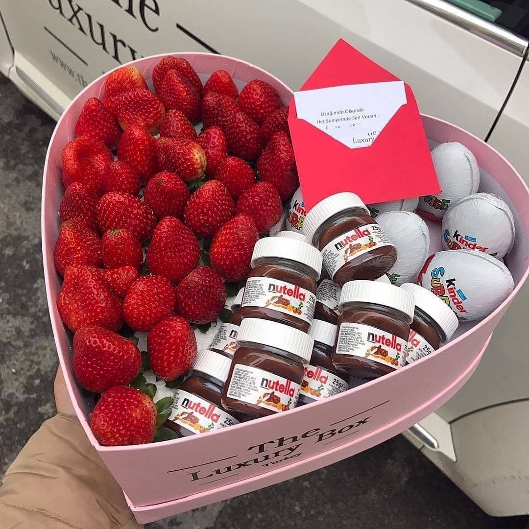 Коробка с киндерами и шоколадками