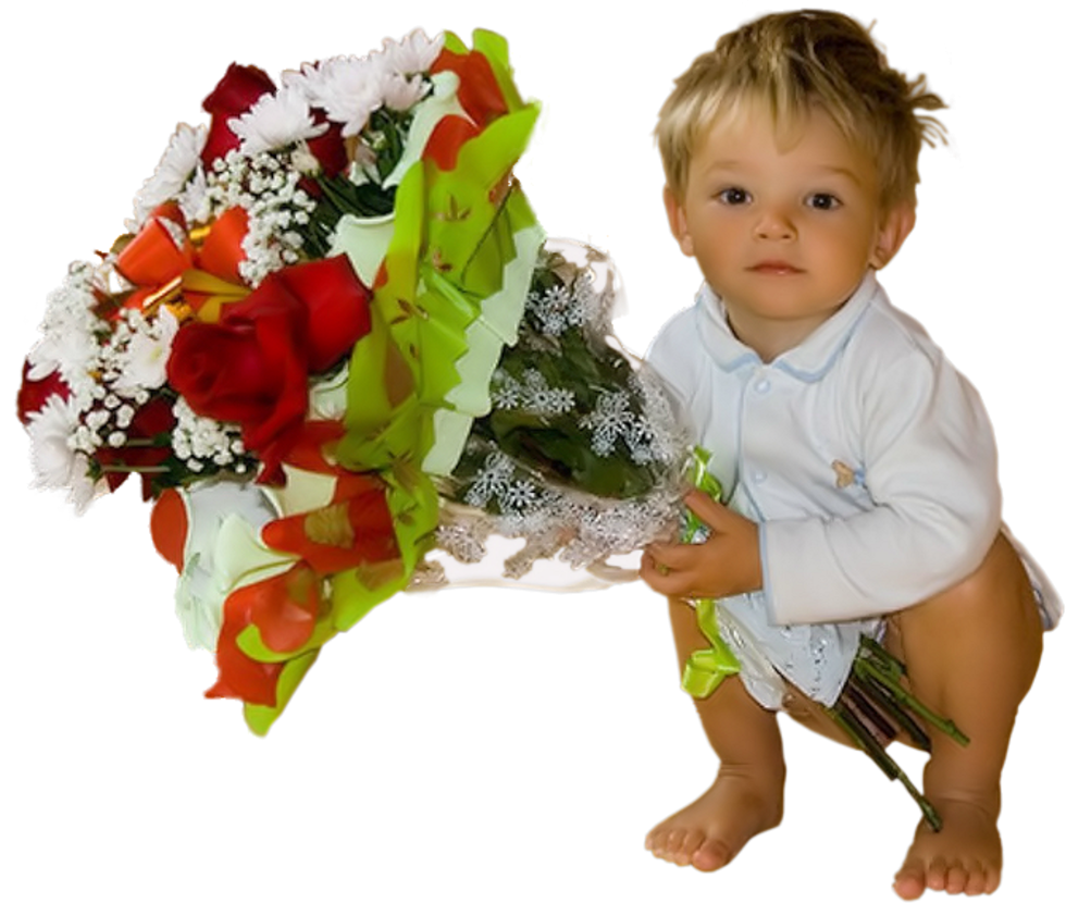 Маленький мальчик с букетом цветов