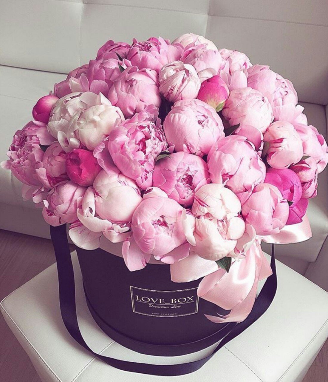 Красивый букет пионов