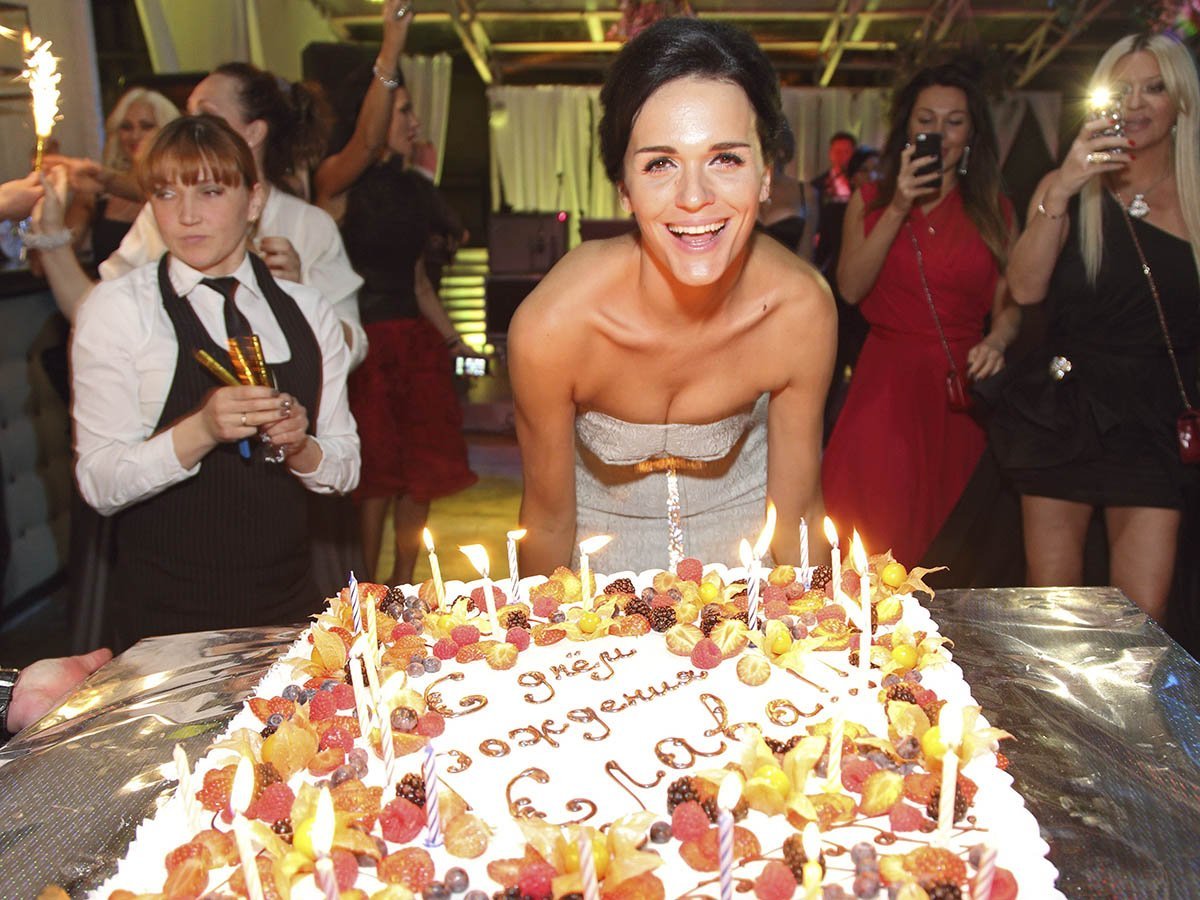 Девушка отмечает день рождения