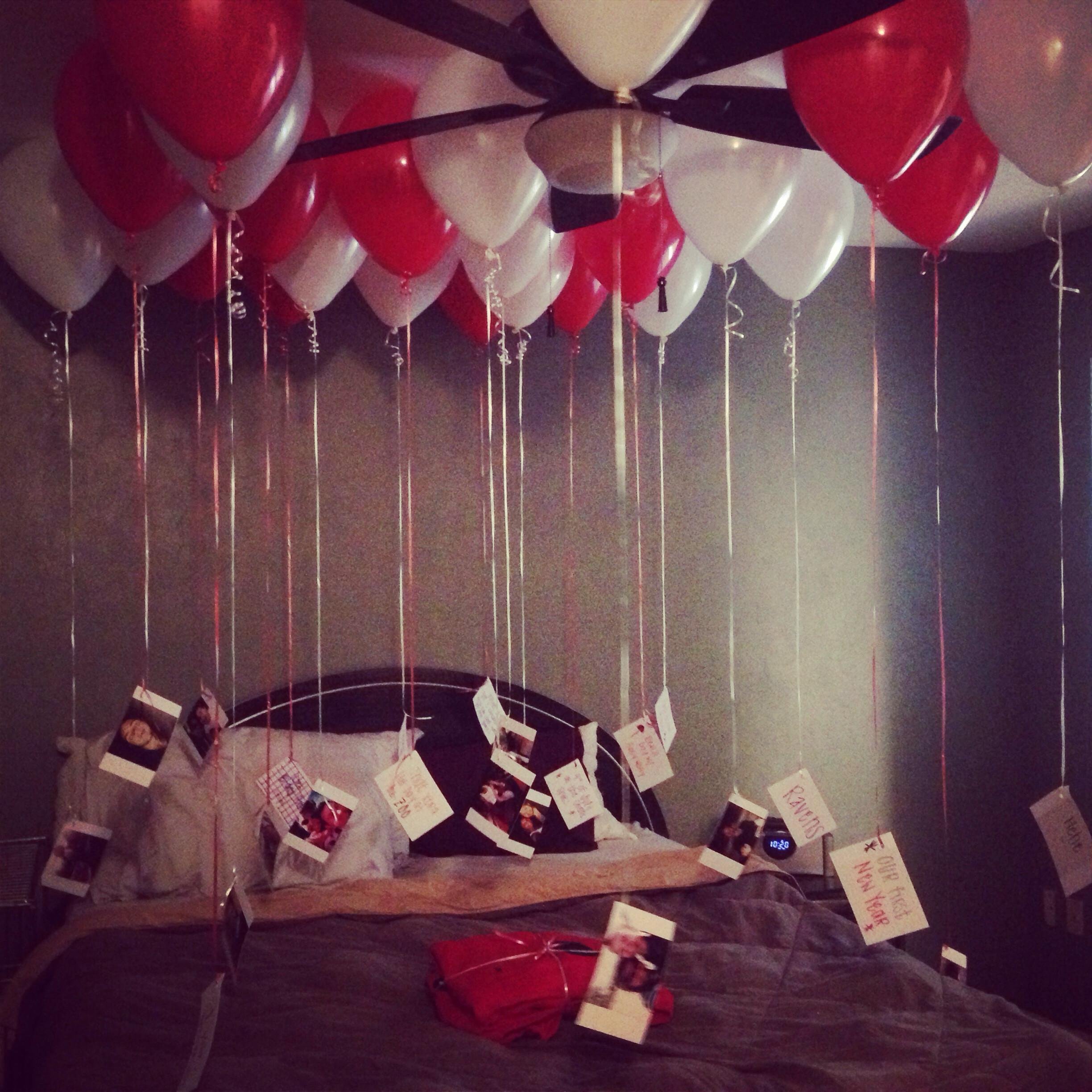 Как устроить сюрприз на день. Воздушные шары в комнате. Романтический подарок девушке. Украсить комнату шариками. Девушка с сюрпризом.