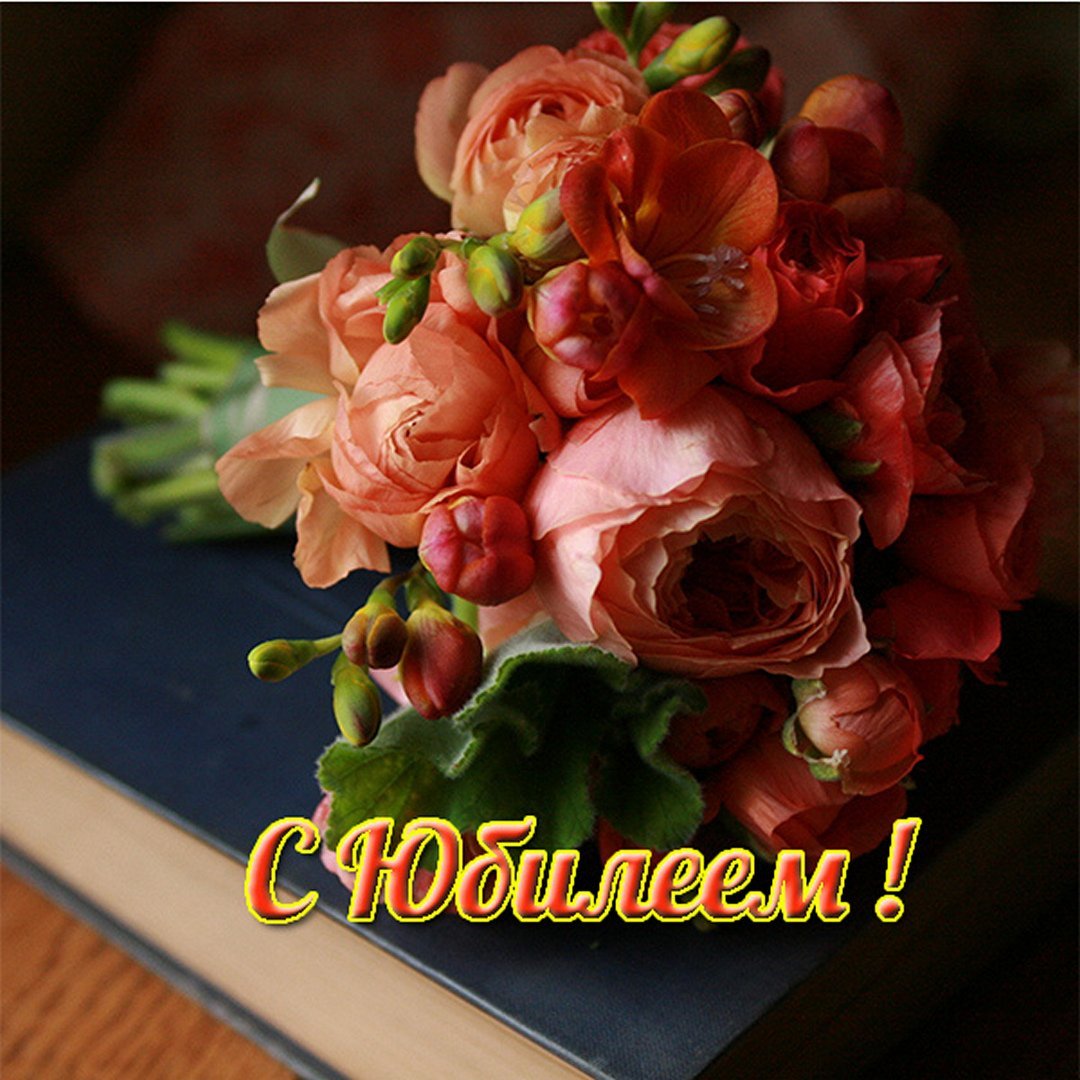 Цветы лежат на столе