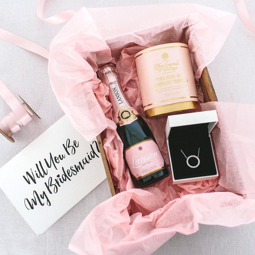 Что подарить подруге на др 18 лет