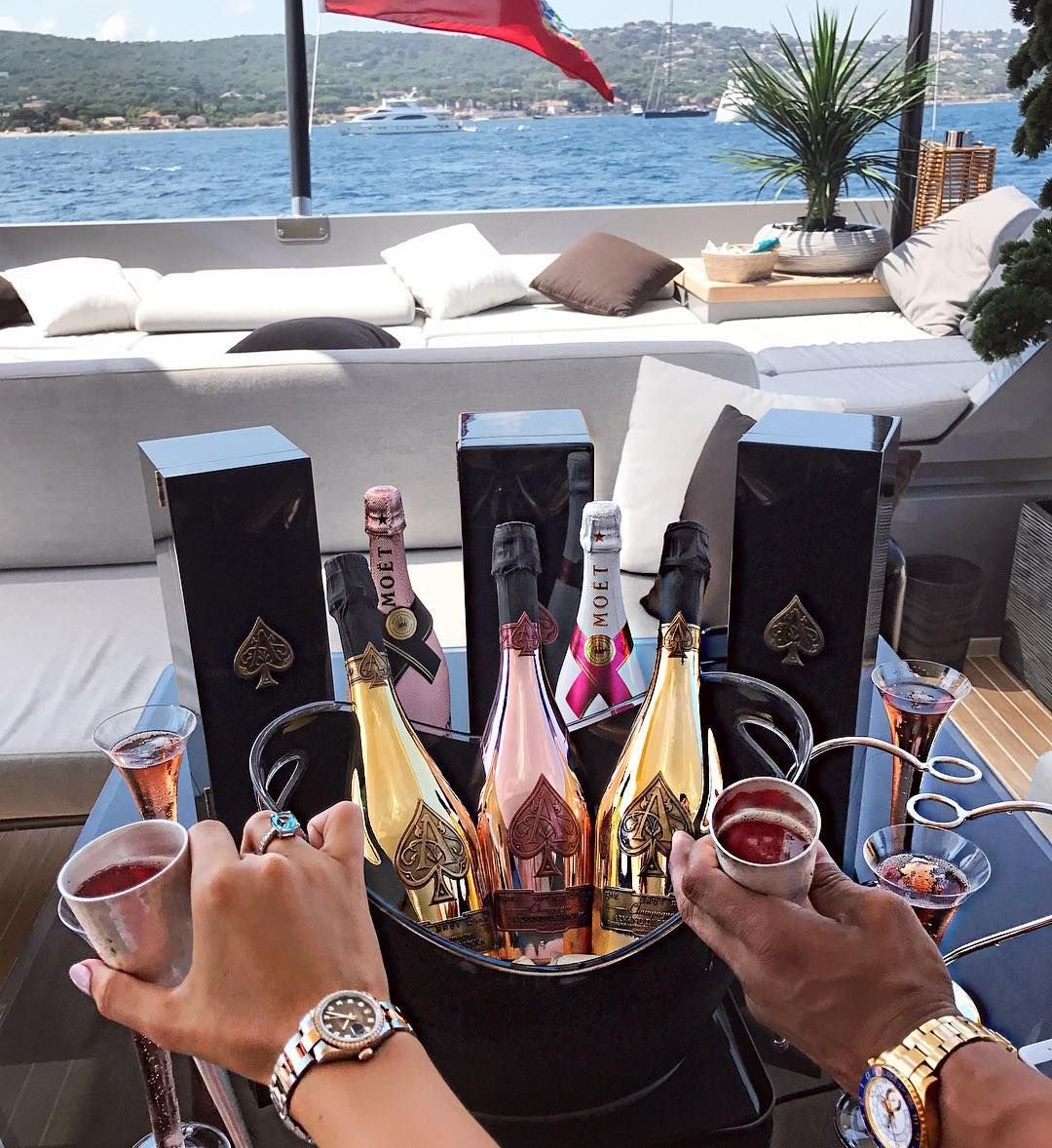 Атрибуты богатой жизни