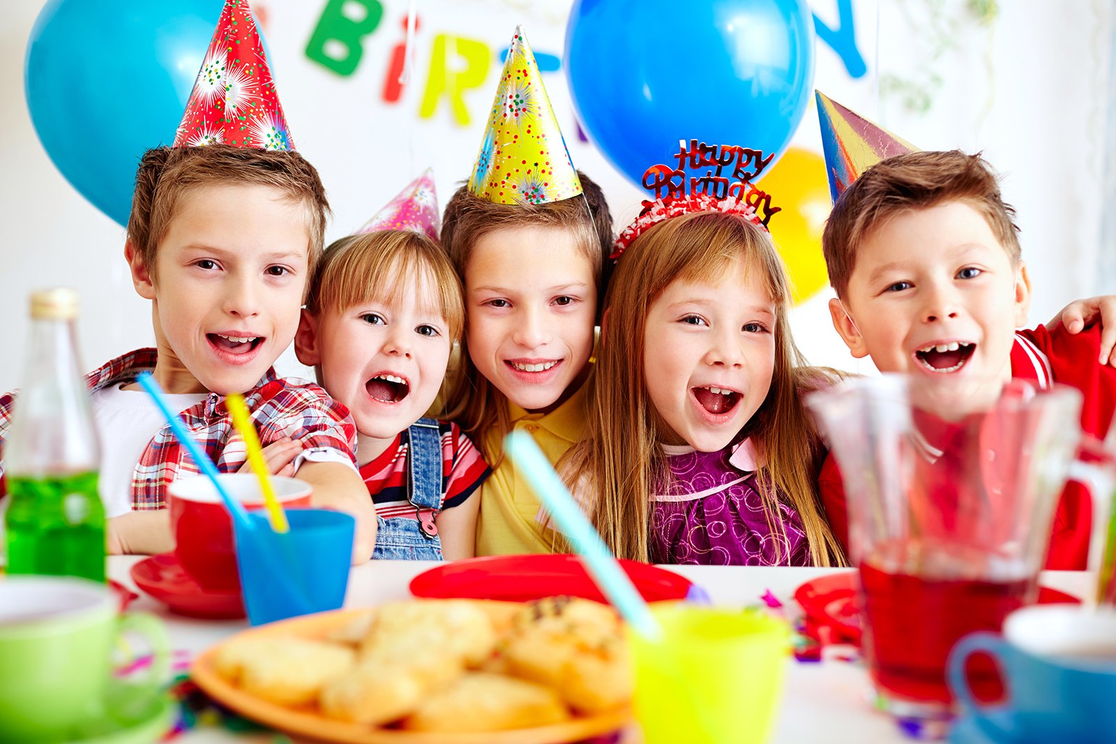 Отпраздновать день рождения 5 лет. Дети праздник. Детские праздники. Детский день рождения. Счастливые дети на празднике.