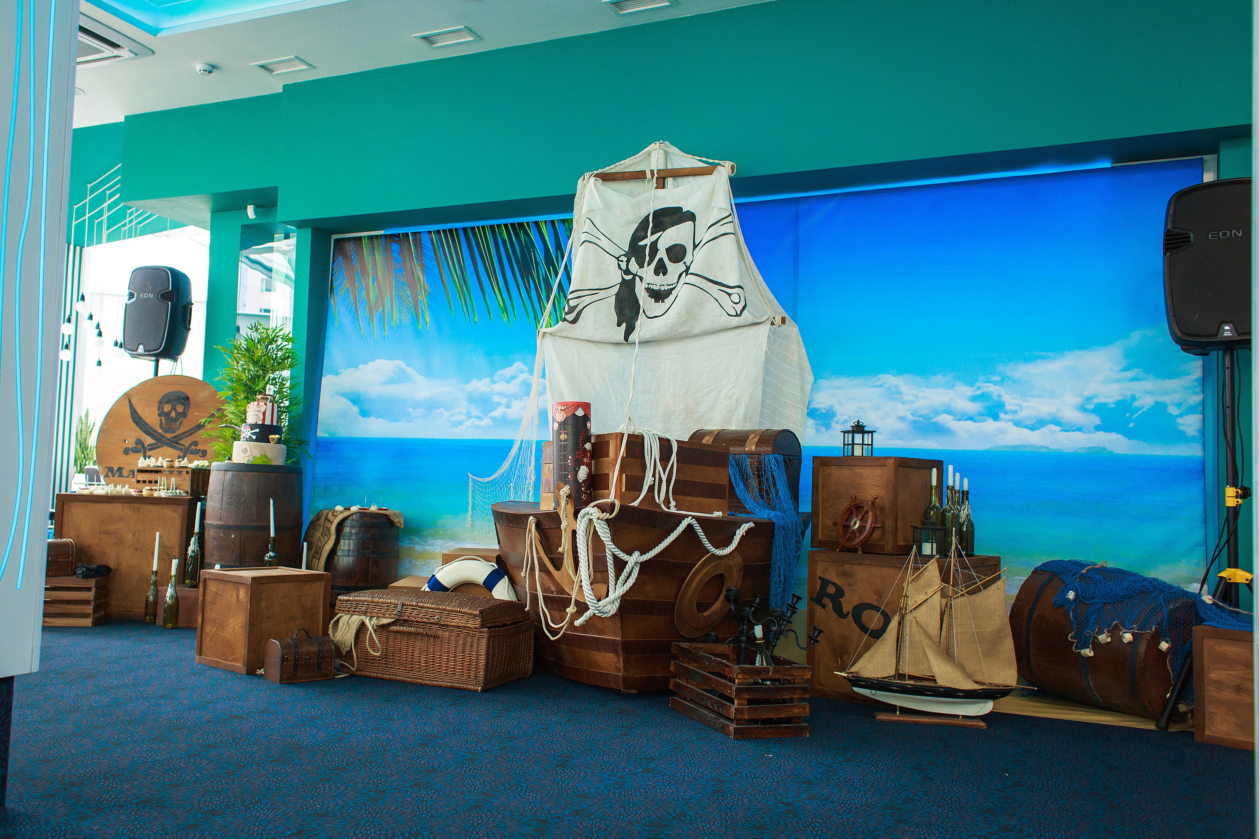 Морская фотозона. Украшение зала в морском стиле. Фотозона в стиле моря. Фотозона Пиратская вечеринка. Пиратские декорации.