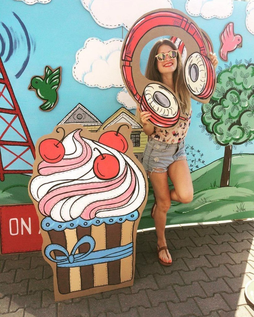 Украшение сцены к 12 июня