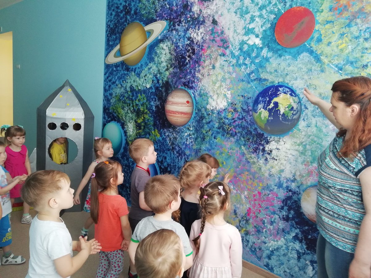 Сценарий развлечения день космонавтики в старшей. Беседа с детьми про космос в детском саду. Космос в группе детском саду. Космическое путешествие для детей. Украшать группу в садике космос.