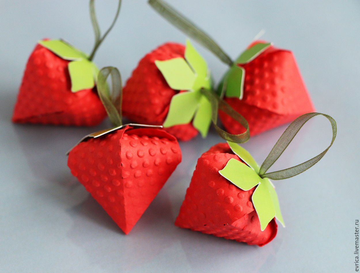 Сделать ягодки. Поделка клубника. Оригами клубника. Маленькие подарочки. Поделка земляника.