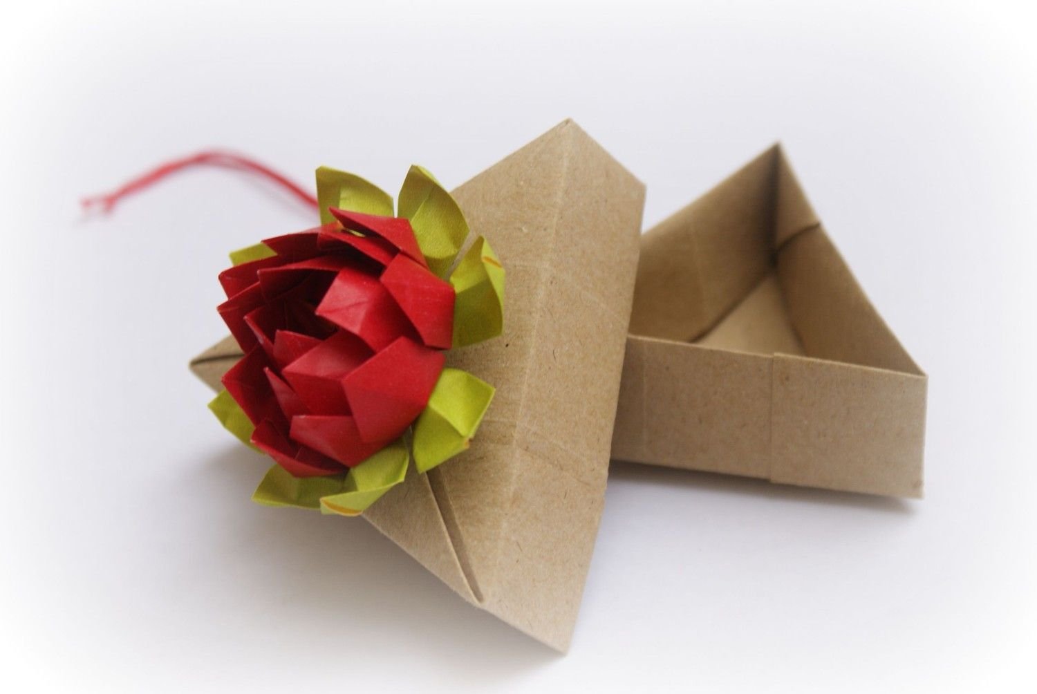 Сделать подарок оригами. Упаковка для подарка из бумаги. Оригами подарок. Подарочная коробка оригами. Оригами коробочка для подарка.