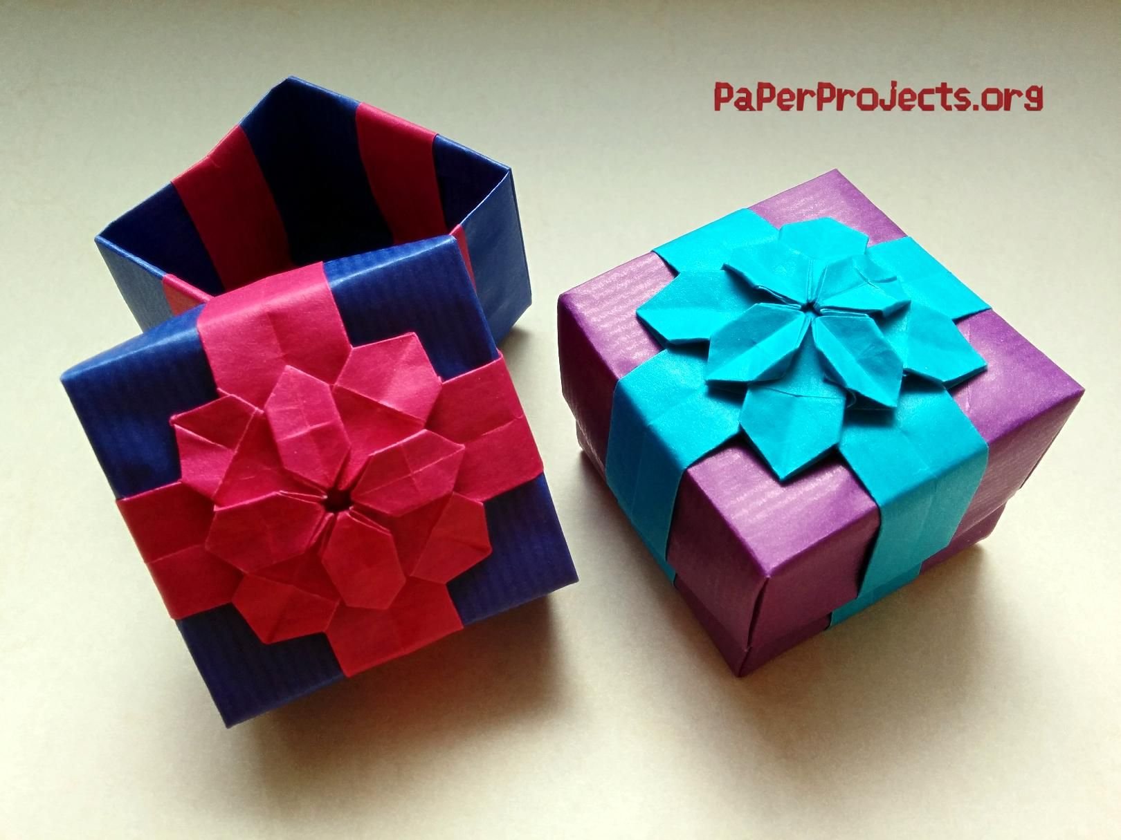 Подарок из бумаги обычный. Подарок из бумаги. Оригами подарок. Подарочная коробка оригами. Оригами коробка для подарка.