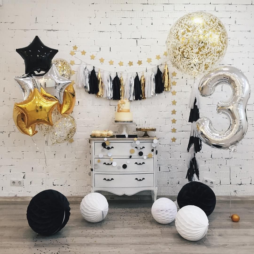 Фотозона с золотыми звездами