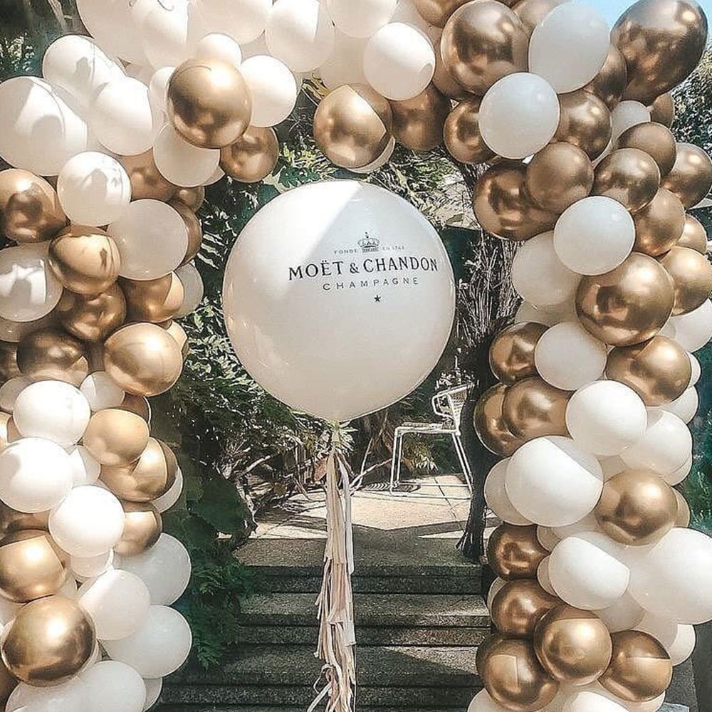 Фотозона пайетки серебро с шарами